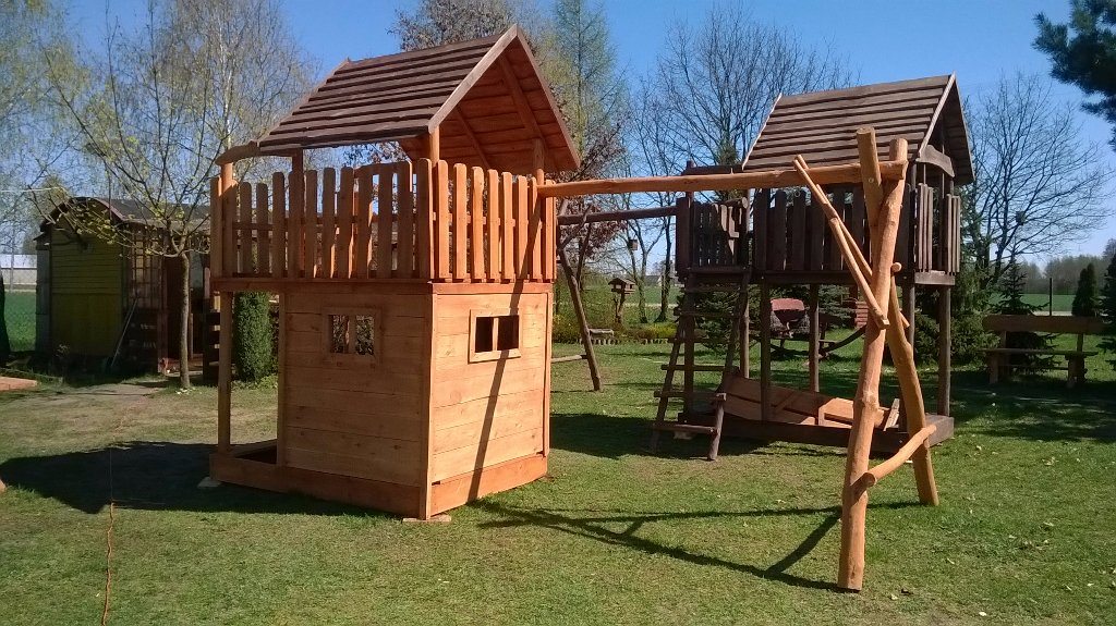 Drewniany domek dla dzieci z huśtawką