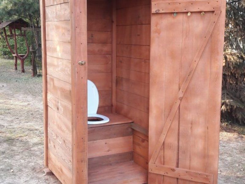 Sosnowa toaleta WC do twojego ogrodu